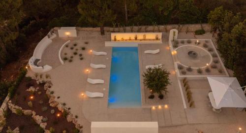Una vista aérea de una piscina por la noche. en Villa Arabesca, en Selva di Fasano