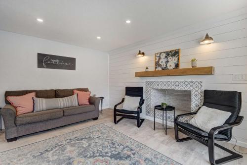 Χώρος καθιστικού στο Parkside Estate House & Cottage w 2 Hot Tubs