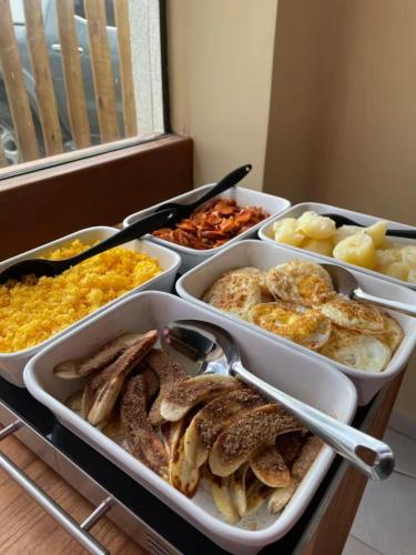 Beach Resort Makia Experience - Muro Alto في بورتو دي غالينهاس: طاولة مليئة بالأواني ذات الأنواع المختلفة من الطعام