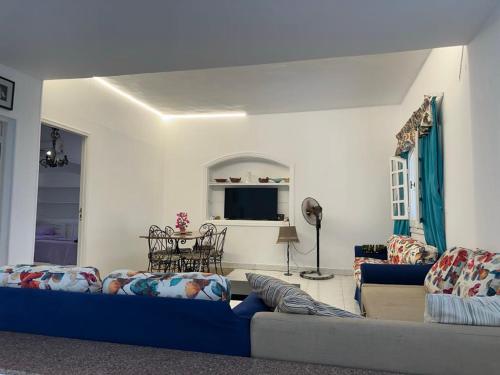 エル・アラメインにあるVilla in marina families onlyのソファ2つとテーブルのあるリビングルーム