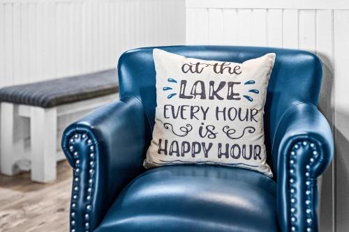 Φωτογραφία από το άλμπουμ του Breathtaking Lake Views King Suite, Queen Beds, Kitchen and Heated Indoor and Outdoor Pools σε Two Harbors