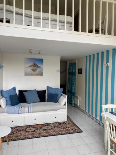 - un salon avec un canapé et des lits superposés dans l'établissement Appartement Hortensia, à Bagnoles-de-l'Orne