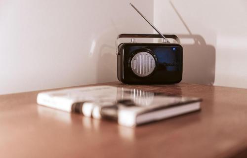a small radio sitting on top of a wooden table at Het Laeregoed in Beernem