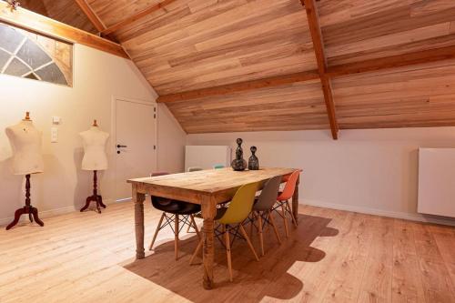 a dining room with a wooden table and chairs at Het Laeregoed in Beernem