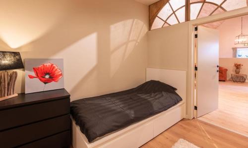 a bedroom with a bed and a dresser in a room at Het Laeregoed in Beernem