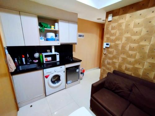 MantaakにあるApartement di Kemayoran Jakarta Utara, Free WIFIの洗濯機と電子レンジ付きのキッチン