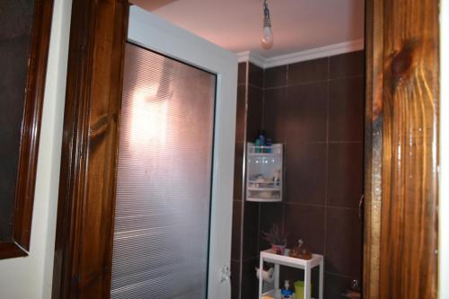 a bathroom with a glass door to a shower at Marrakech Sakan Annakhil im6 n31 in Marrakesh