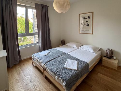 Un dormitorio con una cama y una ventana grande. en Supetar Cypress House, en Supetar