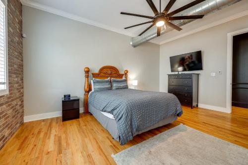 Un dormitorio con una cama y un ventilador de techo. en 2 Mi to Dtwn San Marcos Spacious Home with Yard!, en San Marcos