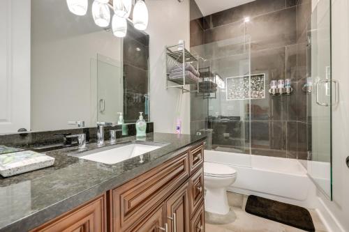 Un baño con lavabo, inodoro y ducha. en 2 Mi to Dtwn San Marcos Spacious Home with Yard!, en San Marcos