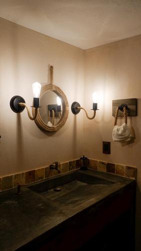 ein Badezimmer mit Waschbecken und Spiegel an der Wand in der Unterkunft Casa del Tatich Lodge in Leona Vicario