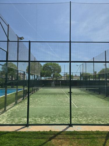 Una cancha de tenis con una red encima en Piscina y Pádel al lado del Mar, en Torredembarra