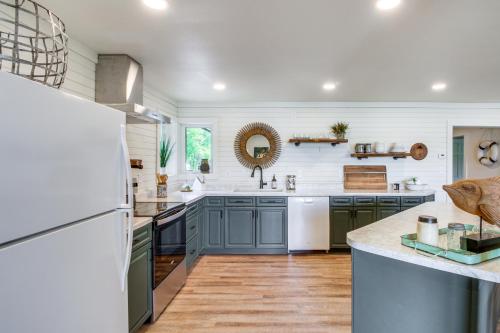 Private Beach Lakefront Escape in Brainerd!にあるキッチンまたは簡易キッチン