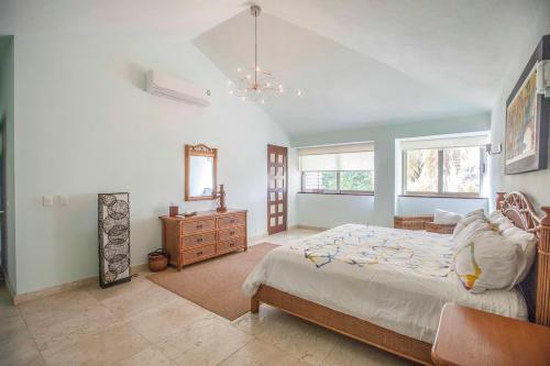 Ένα ή περισσότερα κρεβάτια σε δωμάτιο στο Oceanfront Villa - Private Beach at the Hotel Zone