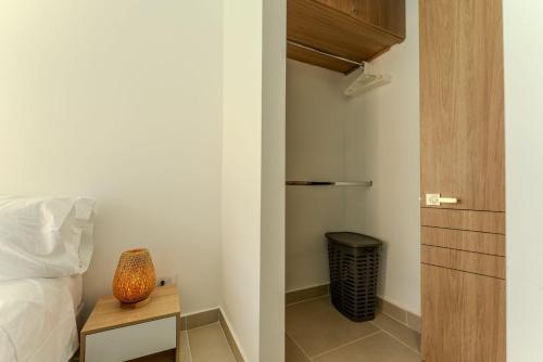 a bedroom with a bed and a table with a vase at Baia Kristal in Cartagena de Indias