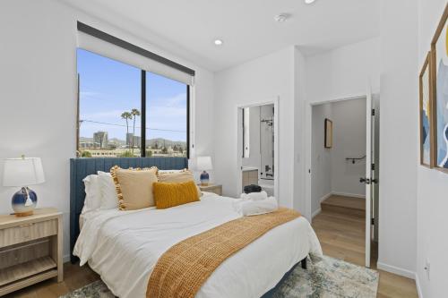 Postel nebo postele na pokoji v ubytování Serene Hollywood