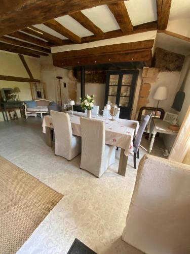 une salle à manger avec une table et des chaises dans l'établissement La Maison du Pressoir, à Savigny-en-Sancerre