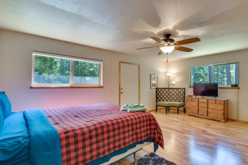 Χώρος καθιστικού στο 7 Mi to Yosemite Natl Park Riverfront Getaway!
