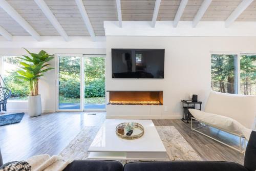 TV a/nebo společenská místnost v ubytování Dog-Friendly Eastman Community Resort