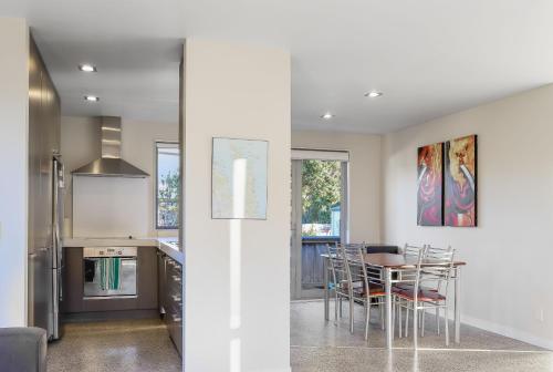 Una cocina o zona de cocina en Hosts on the Coast Titoki Magic