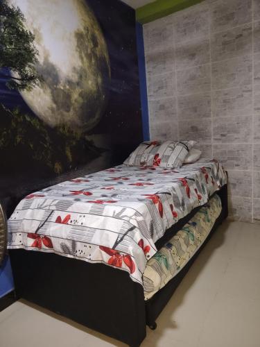 ein Schlafzimmer mit einem Bett und einem Gemälde an der Wand in der Unterkunft casa castillo san felipe in Cartagena de Indias