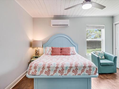 Giường trong phòng chung tại Oak Cottages 2