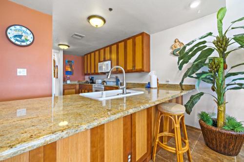 Kuchyň nebo kuchyňský kout v ubytování KBM Resorts FREE CAR Sands of Kahana Ocean view 3-Bedroom Condo Penthouse Recently Remodeled SOK-292