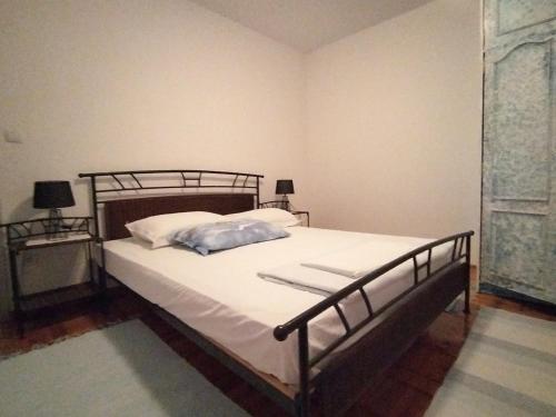 Apartments with parking space Palit, Rab - 23623