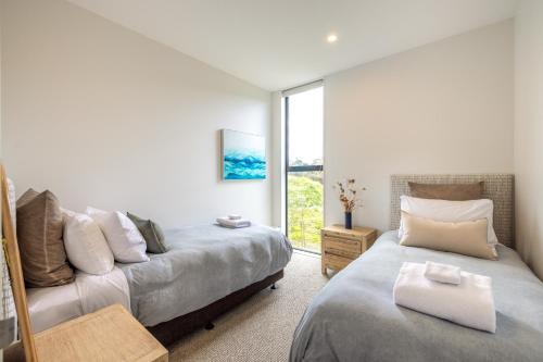 Una cama o camas en una habitación de Wavesong Oceans 11, Onetangi - Be My Guest Waiheke