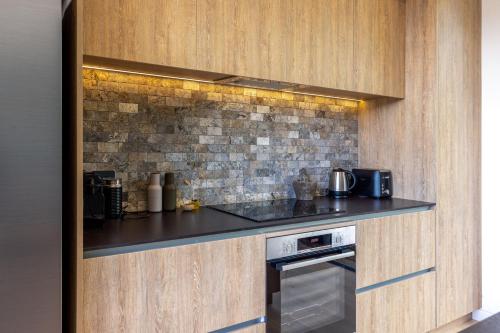 Una cocina o cocineta en Wavesong Oceans 11, Onetangi - Be My Guest Waiheke