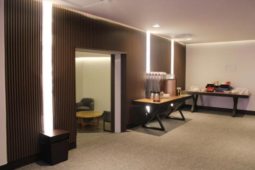 a room with a mirror and a table and a chair at Holiday Inn Mexico Dali Airport by IHG in Mexico City