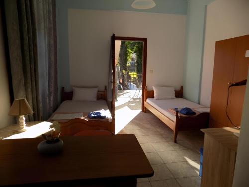 Gallery image of Fanis Rooms in Kókkinon Nerón