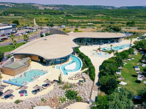 une vue aérienne d'une piscine dans un complexe hôtelier dans l'établissement Gruissan chalet authentique 50m de la plage, à Gruissan