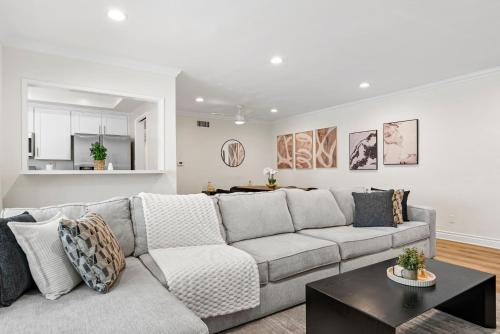 Gallery image of KING Size Bed in Cozy, Modern Hollywood Place in Los Angeles