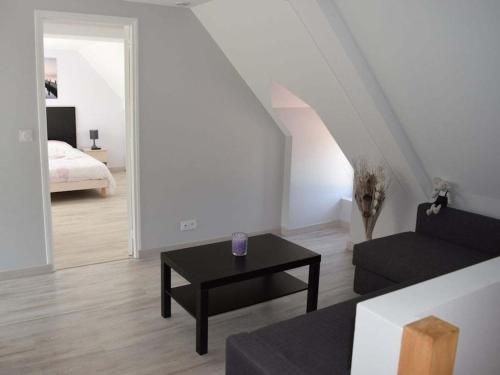 un salon avec un canapé et une table dans l'établissement Holiday cottage with 2 bedrooms, à Saint-Lo-dʼOurville
