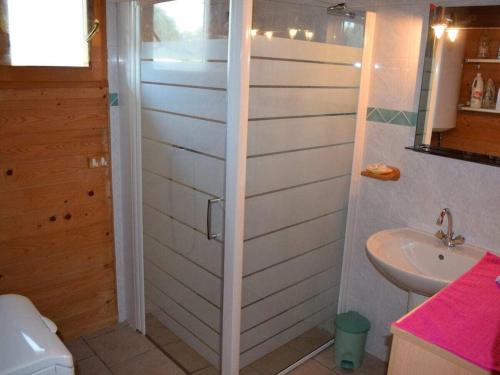 une salle de bain avec toilettes et lavabo dans l'établissement Le Chalet Lindbergh, à Denneville-Plage