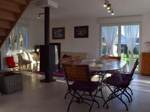 - un salon avec une table à manger et des chaises dans l'établissement Holiday cottage with 2 bedrooms, à Denneville