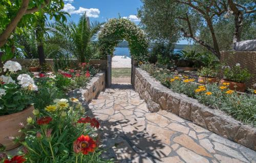 Zahrada ubytování 1 Bedroom Nice Apartment In Krusevo