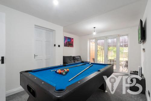 a pool table in a living room with a pool at Contractors Family Near Hospital in Leicester