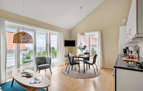 Una cocina y un comedor con mesa y sillas. en 2 Bedroom Gorgeous Home In Gudhjem, en Gudhjem