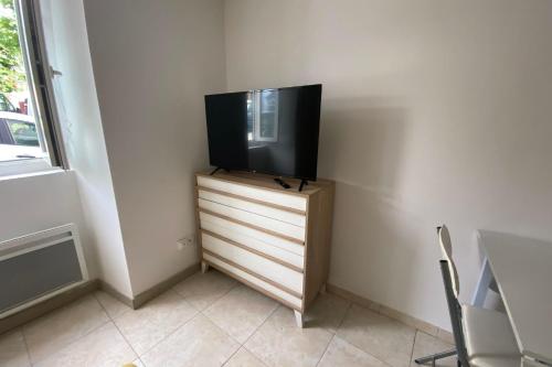 une télévision assise au-dessus d'une commode dans une pièce dans l'établissement The Little Cambo, à Cambo-les-Bains