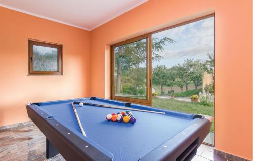a pool table in a room with an orange wall at Apartment Gracisce 07 in Gržići