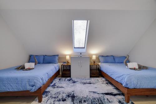 Postel nebo postele na pokoji v ubytování The Cozy Modern Cabin Near Lake & Pet-friendly