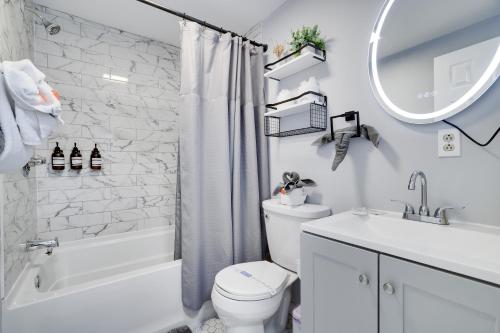 Koupelna v ubytování The Cozy Modern Cabin Near Lake & Pet-friendly