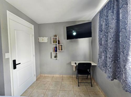 TV a/nebo společenská místnost v ubytování Sensity Home Habitación 5C cómoda y amplia con baño compartido