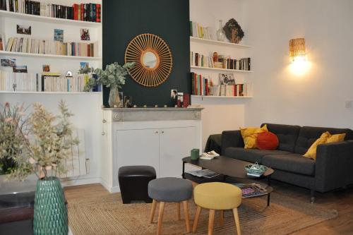 un salon avec un canapé, une table et des chaises dans l'établissement The center of Marseille's Nice apartment, à Marseille
