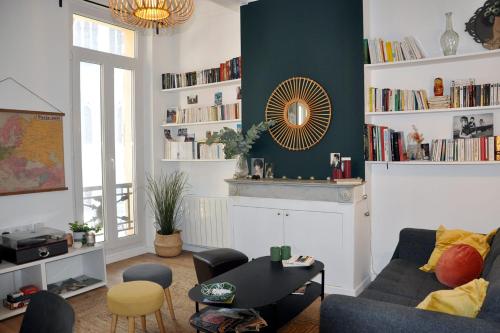 un salon avec un canapé et une table dans l'établissement The center of Marseille's Nice apartment, à Marseille