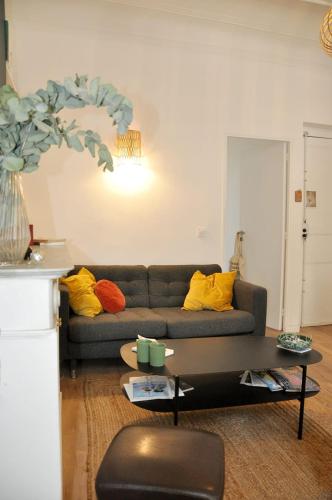 un salon avec un canapé et une table dans l'établissement The center of Marseille's Nice apartment, à Marseille