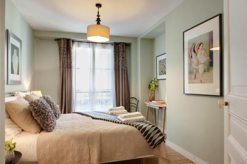 une chambre avec un lit avec une fenêtre dans l'établissement Paris Sevigne Elegant residence, à Paris