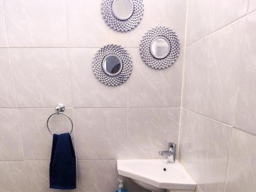 a bathroom with a sink and two mirrors on the wall at Nuevo Depa Turquesa chic y súper cómodo in Ciudad Victoria